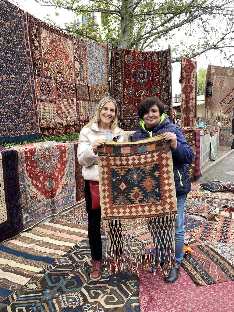 Cada peça, uma história. E o sorriso de quem faz arte com as próprias mãos.